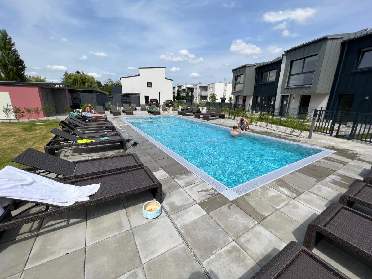 25H Spa-Residenz Pools In & Out, Private Garden & Beach นอยซีเดิลอัมเซ ภายนอก รูปภาพ